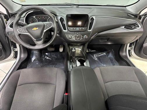 Silver Ice Metallic 2017 Chevrolet Malibu 1LT