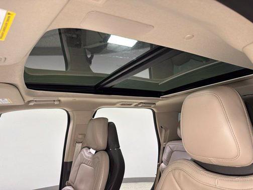 Ceramic Pearl Metallic Tri-Coat 2022 Lincoln Navigator Reserve