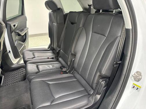 Glacier White Metallic 2023 Audi Q7 55 Premium Plus