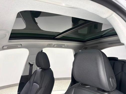 Glacier White Metallic 2023 Audi Q7 55 Premium Plus