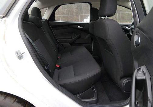 Oxford White 2017 Ford Focus SE