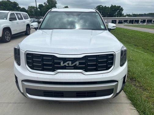 Glacial White Pearl 2024 Kia Telluride S