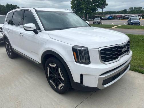 Glacial White Pearl 2024 Kia Telluride S