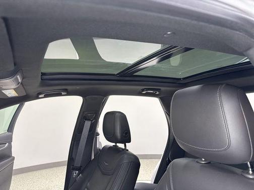 Crystal White Tricoat 2021 Cadillac XT5 Sport