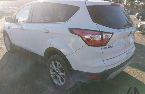 Oxford White 2017 Ford Escape SE