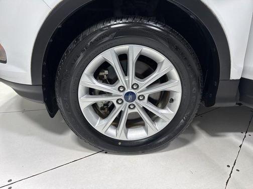 Oxford White 2017 Ford Escape SE