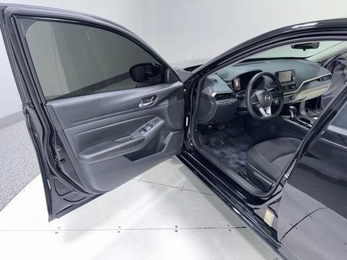 Super Black Clearcoat 2022 Nissan Altima S FWD