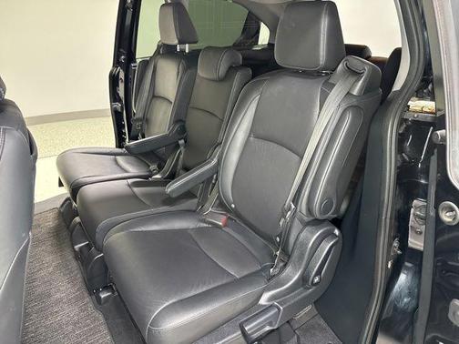 Crystal Black Pearl 2024 Honda Odyssey Touring