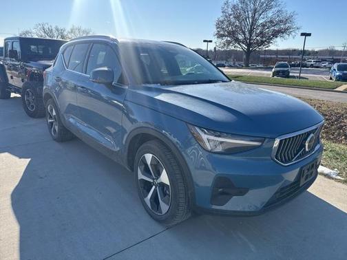 2025 Volvo XC40 B5 Plus Bright Theme