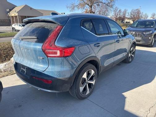 2025 Volvo XC40 B5 Plus Bright Theme