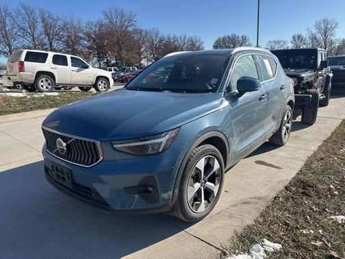 2025 Volvo XC40 B5 Plus Bright Theme