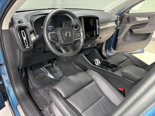 2025 Volvo XC40 B5 Plus Bright Theme