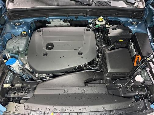 2025 Volvo XC40 B5 Plus Bright Theme