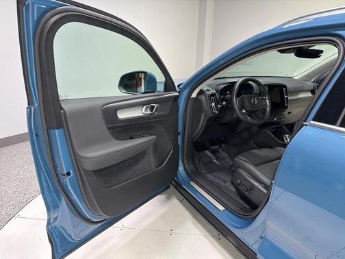 2025 Volvo XC40 B5 Plus Bright Theme