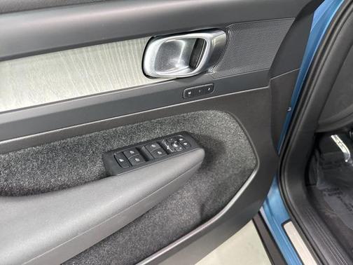 2025 Volvo XC40 B5 Plus Bright Theme