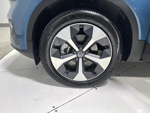 2025 Volvo XC40 B5 Plus Bright Theme