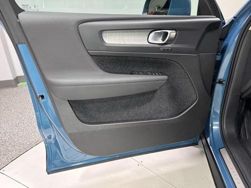 2025 Volvo XC40 B5 Plus Bright Theme