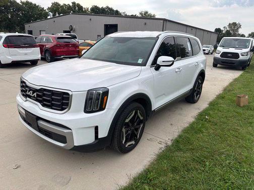 Glacial White Pearl 2023 Kia Telluride S