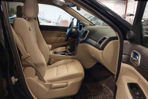 Diamond Black Crystal Pearlcoat 2019 Jeep Grand Cherokee Laredo