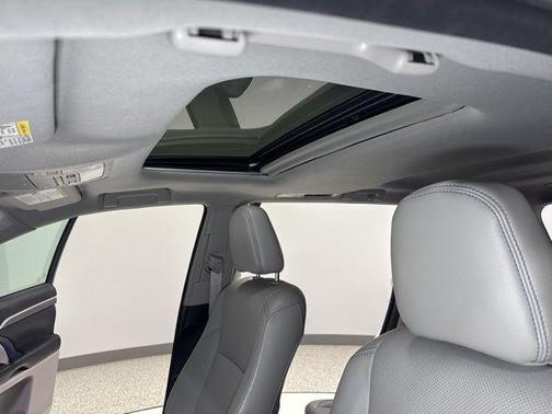 Blizzard Pearl 2017 Toyota Highlander Limited
