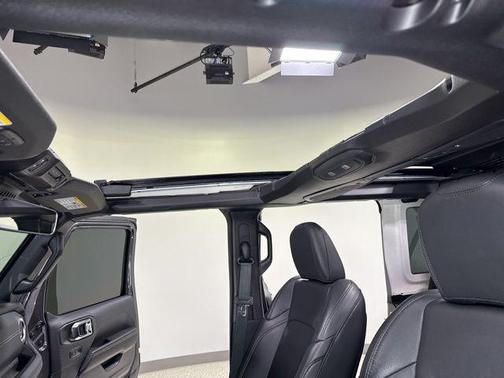 Granite Crystal Metallic Clearcoat 2025 Jeep Wrangler 4-Door Sahara 4x4