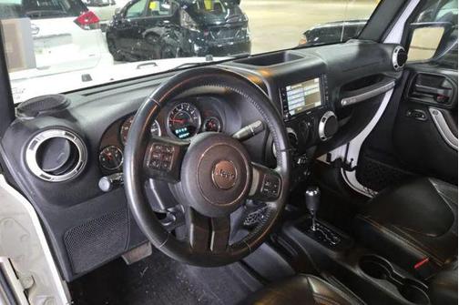 Bright White Clearcoat 2017 Jeep Wrangler Sahara