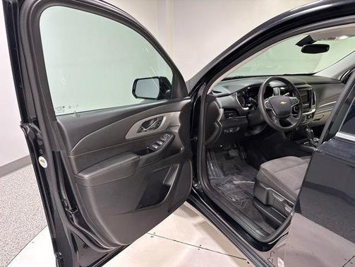Mosaic Black Metallic 2020 Chevrolet Traverse LS