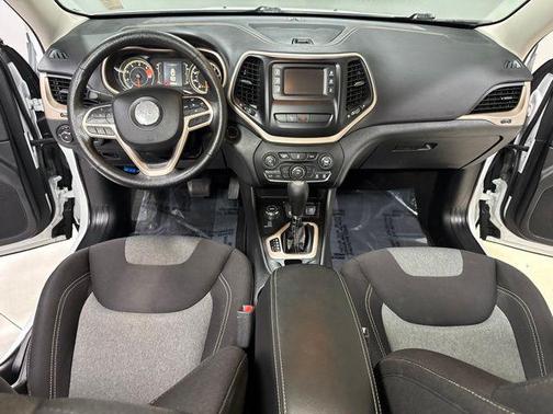 Bright White Clearcoat 2018 Jeep Cherokee Latitude