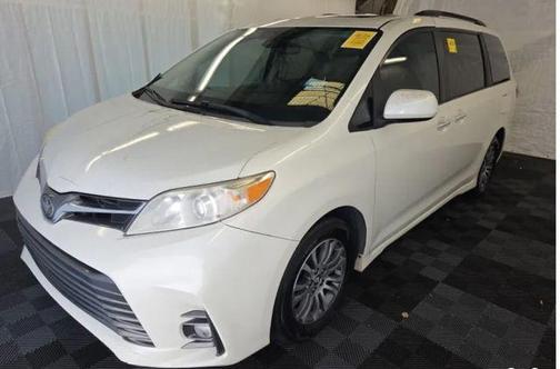 2018 Toyota Sienna XLE