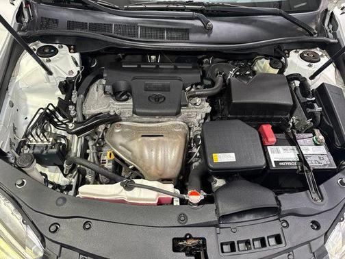 Super White 2016 Toyota Camry SE