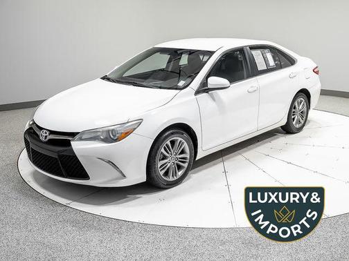 Super White 2016 Toyota Camry SE