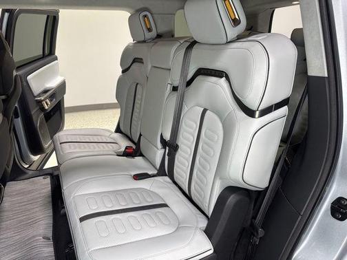 LA Silver 2023 Rivian R1S Adventure