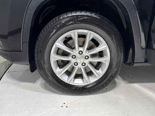 Diamond Black Crystal Pearlcoat 2019 Jeep Cherokee Latitude