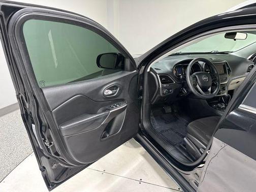 Diamond Black Crystal Pearlcoat 2019 Jeep Cherokee Latitude