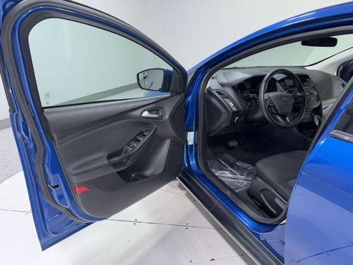 Lightning Blue Metallic 2018 Ford Focus SE
