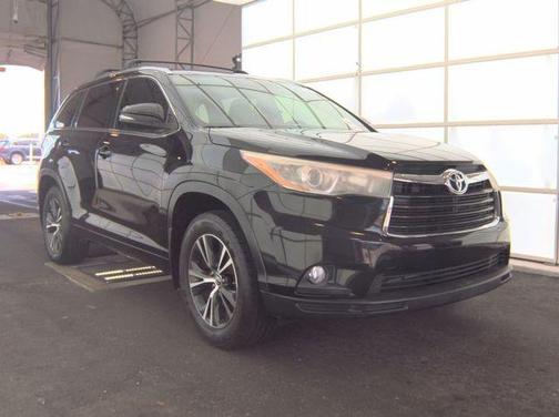 Midnight Black Metallic 2016 Toyota Highlander XLE