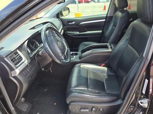 Midnight Black Metallic 2016 Toyota Highlander XLE