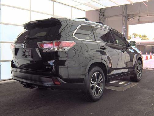 Midnight Black Metallic 2016 Toyota Highlander XLE