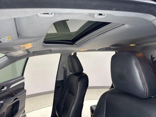 Midnight Black Metallic 2016 Toyota Highlander XLE