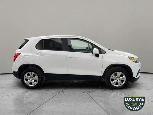 Summit White 2017 Chevrolet Trax LS