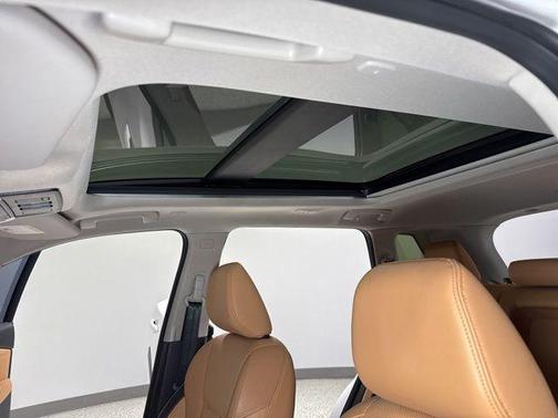 Pearl White Tricoat/Super Black 2023 Nissan Rogue Platinum