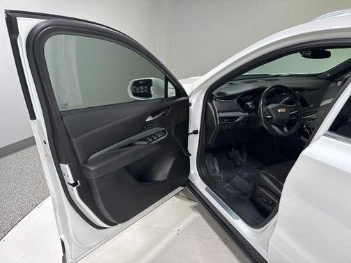 Crystal White Tricoat 2021 Cadillac XT4 Premium Luxury