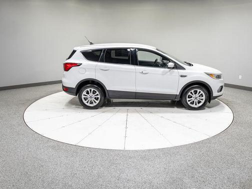 Oxford White 2019 Ford Escape SE