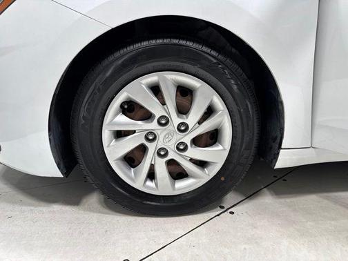 Quartz White Pearl 2020 Hyundai ELANTRA SE