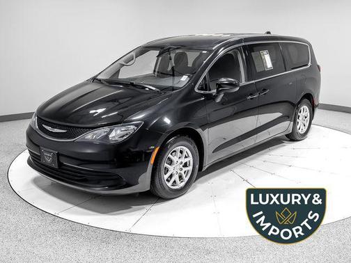 Brilliant Black Crystal Pearlcoat 2020 Chrysler Voyager LX