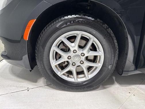 Brilliant Black Crystal Pearlcoat 2020 Chrysler Voyager LX
