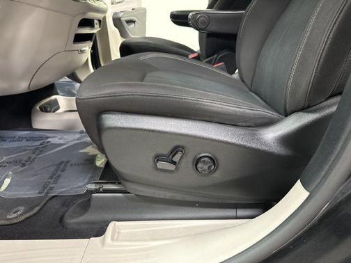 Brilliant Black Crystal Pearlcoat 2020 Chrysler Voyager LX