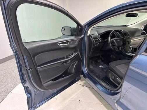 Blue Metallic 2018 Ford Edge SE