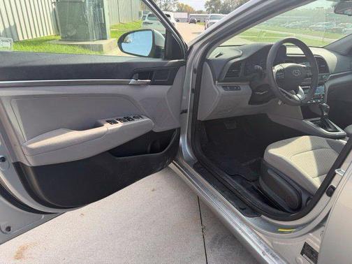 Stellar Silver 2020 Hyundai ELANTRA SE