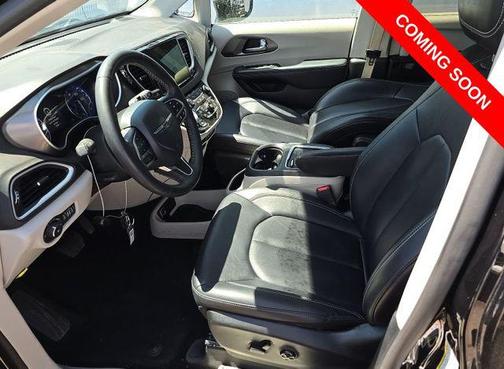 Diamond Black Crystal Pearlcoat 2024 Chrysler Pacifica Touring L